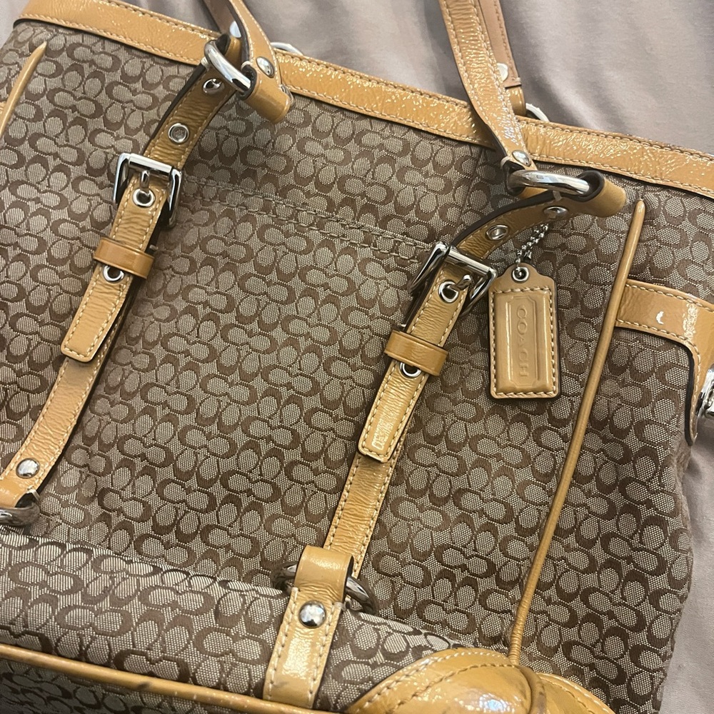 Coach No. 11526. Coach Gallery tote in khaki mini-signature with tan leather.